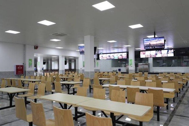 学生向教育局举报“食堂饭菜有蛆”遭辱骂