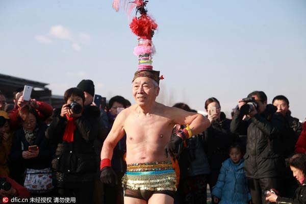 北京“光猪跑”奇葩造型秀