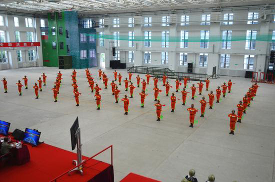 北京首批社招职业消防员上岗 年薪10万