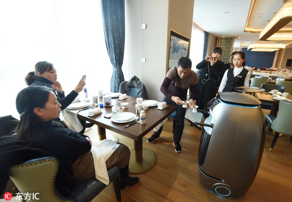 阿里打造“未来酒店” “刷脸”能开房门 机器人调酒送餐