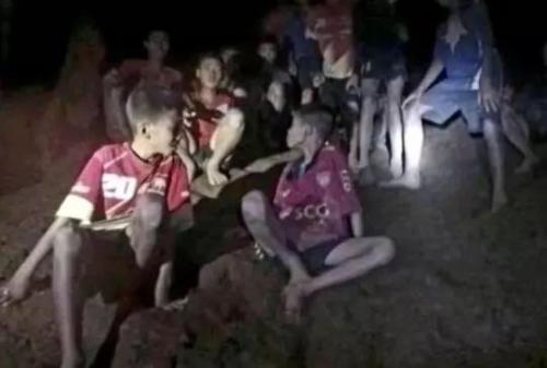 “野猪”在被困山洞附近参加慈善比赛