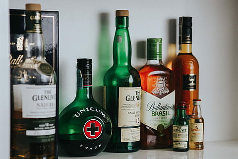 家中装修时发现的旧啤酒罐、旧威士忌瓶，价值数千美元