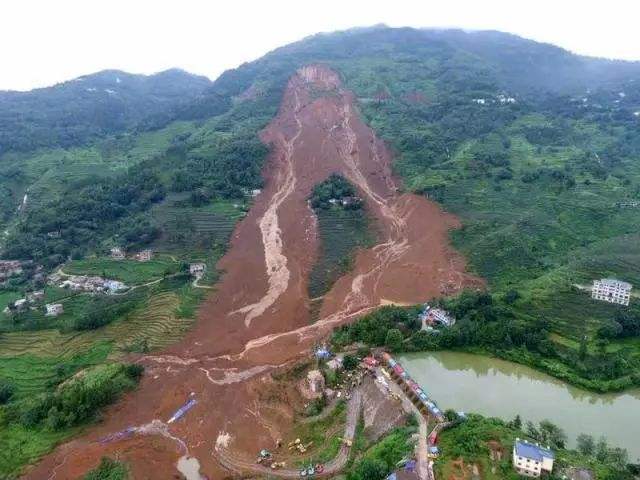 中国西南部山体滑坡:死亡人数上升至20,25人仍下落不明