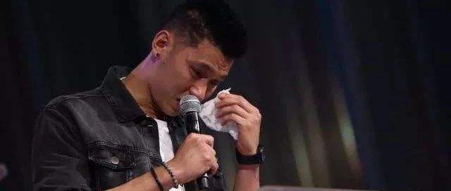 林书豪开始引起人们的兴趣，但不是来自NBA