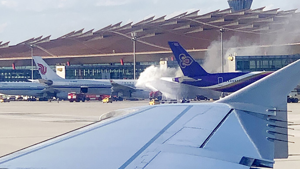 乘客登机时，航空公司的飞机冒出浓烟