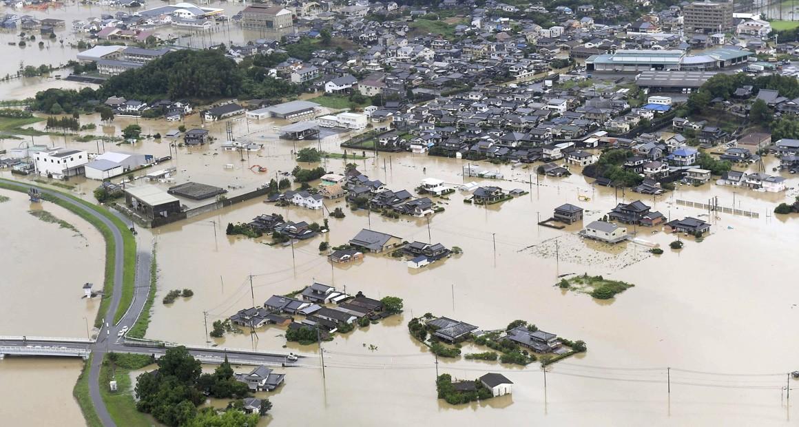 日本暴雨引发洪水，两人死亡