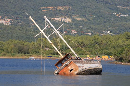 移民船在意大利岛翻船，至少9人死亡