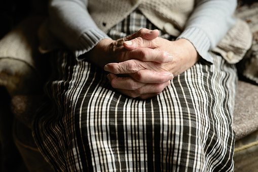 原来有的话年轻人、中年人说说无妨，但老年人就不能讲